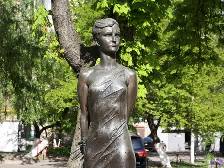 В Киеве снесли памятник Зое Космодемьянской 