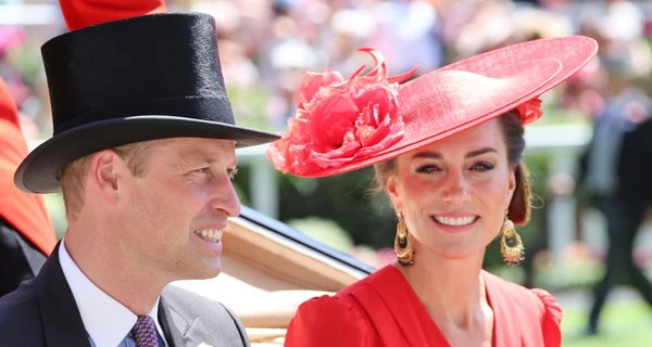 Кейт Миддлтон посетила королевские скачки в красном платье Alexander McQueen