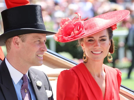 Кейт Миддлтон посетила королевские скачки в красном платье Alexander McQueen