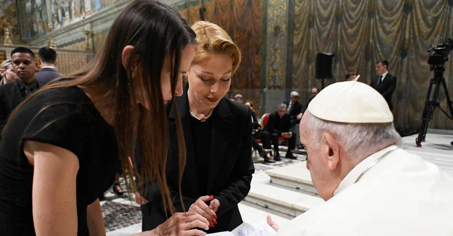 Тіна Кароль передала Папі Римському у Ватикані оригінал 
