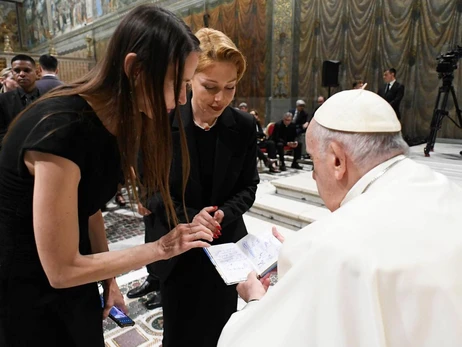 Тіна Кароль передала Папі Римському у Ватикані оригінал 