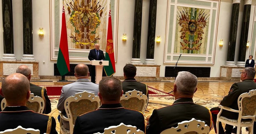 Лукашенко розповів, як привів армію 