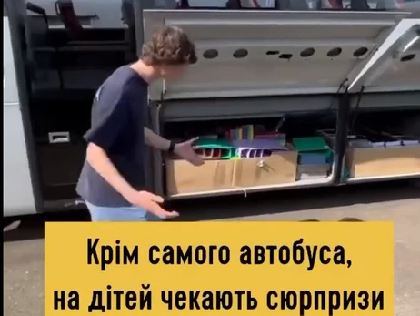 Шість підлітків із Бельгії купили другий шкільний автобус для дітей з України