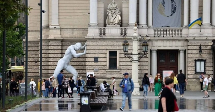 В центре Львова установили гигантскую скульптуру, которая будет 