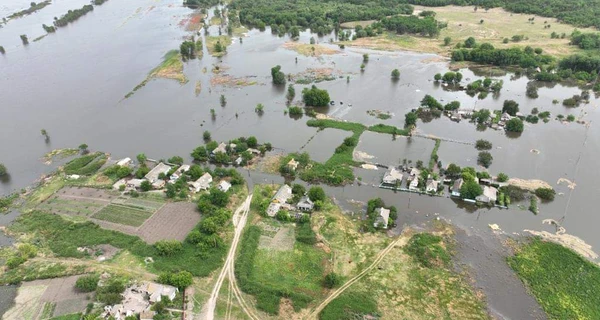 Россияне хоронят погибших из-за подрыва Каховской ГЭС в братских могилах