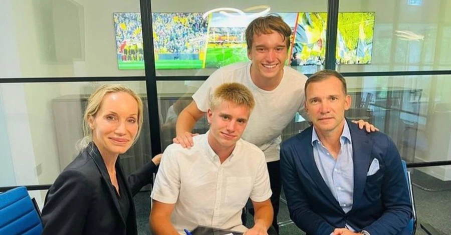 Андрій Шевченко з дружиною показали фото з сином-випускником та сином-футболістом