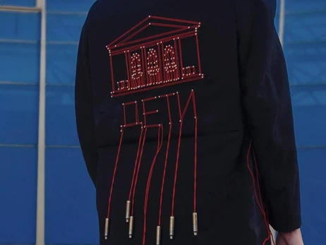 Дизайнер бренда одежды Starchak ответила на критику за пиджак с изображением Мариупольского драмтеатра
