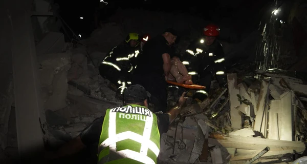 Ермак показал видео первых минут с места попадания ракеты в дом во Львове 