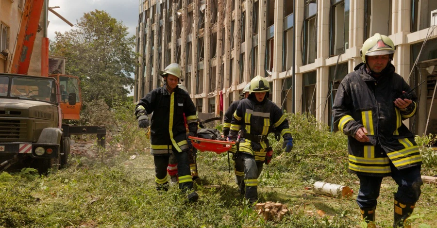 Число погибших во Львове выросло до пяти — из-под завалов достали тело женщины