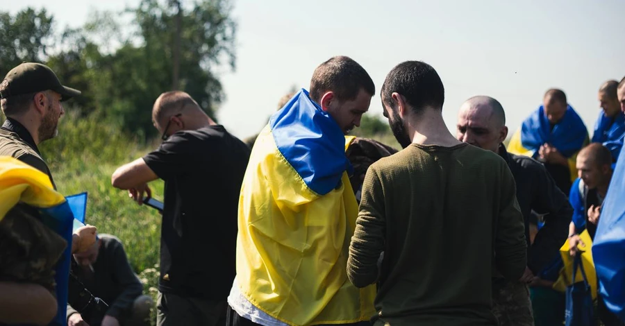 Украина вернула 45 пленных и двух депортированных в Россию детей боевого медика