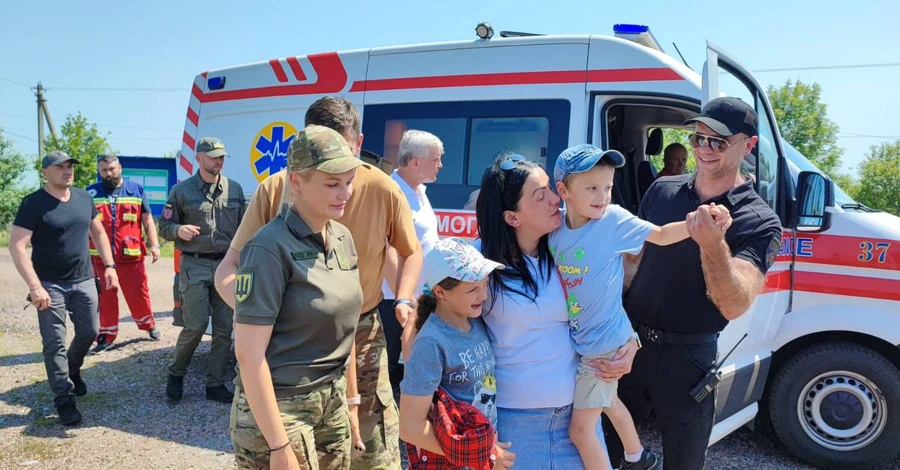 В Україну повернули двох дітей, вивезених росіянами – вони півтора року не бачили маму