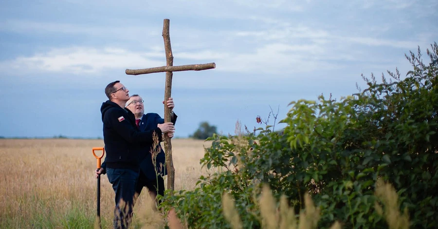 Премьер Польши установил в Украине крест в память о жертвах Волынской трагедии