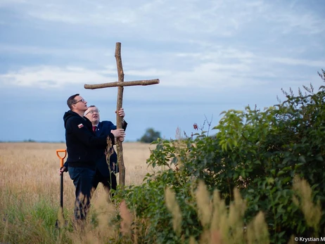 Премьер Польши установил в Украине крест в память о жертвах Волынской трагедии