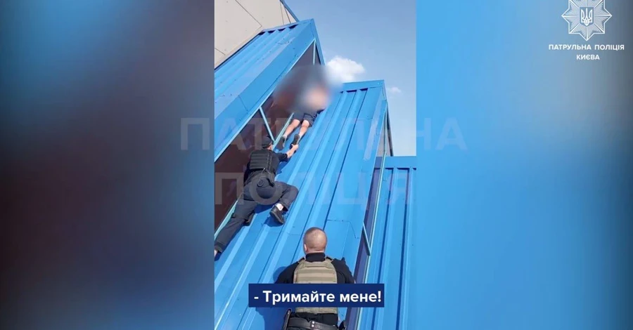 В Киеве на крыше многоэтажке застрял мужчина - фотографировал столичные пейзажи