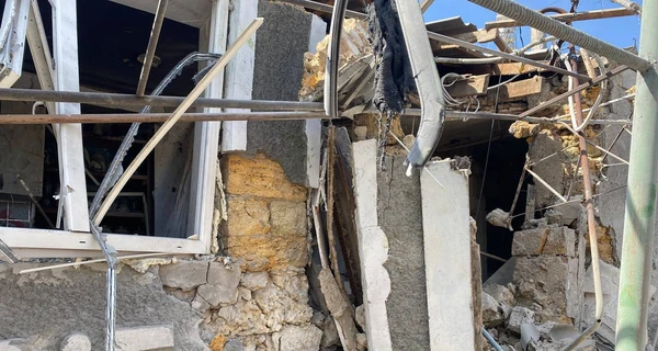 Росіяни вдарили з артилерії по багатоквартирному будинку на Херсонщині, є постраждалі