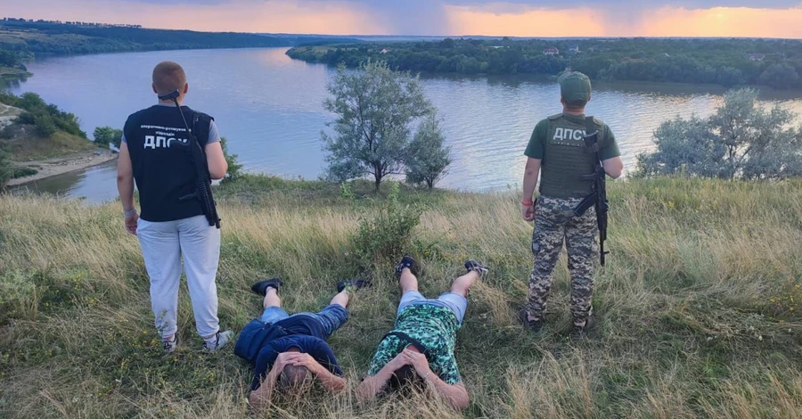 В Черновицкой области мужчины пытались попасть в Молдову на надувном матрасе