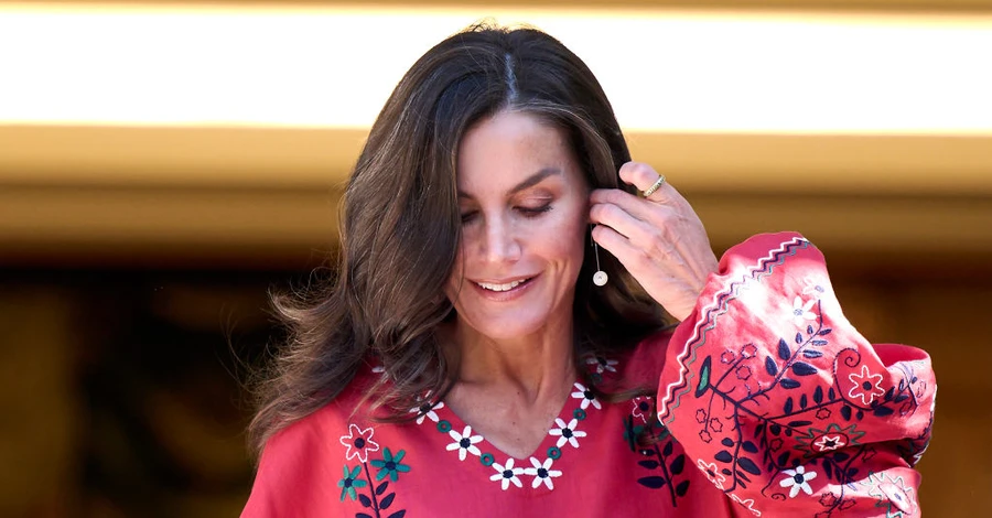 Королева Испании Летиция одела вышиванку от украинского бренда