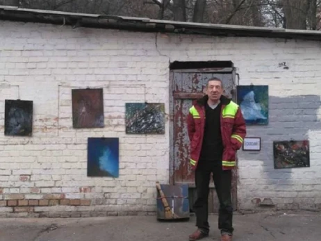 У Києві помер художник-двірник, який влaштувaв вистaвку своїх кaртин біля смітників