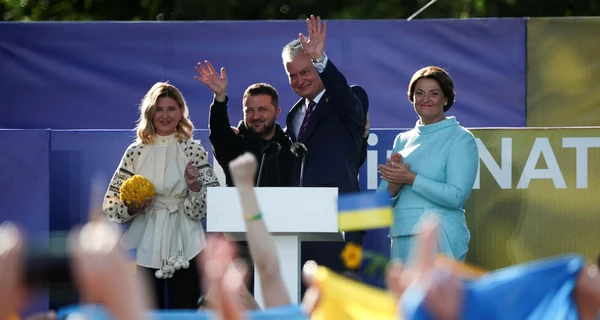 Зеленский с женой выступили на площади в Вильнюсе с речью об Украине в НАТО
