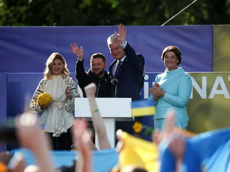 Зеленский с женой выступили на площади в Вильнюсе с речью об Украине в НАТО
