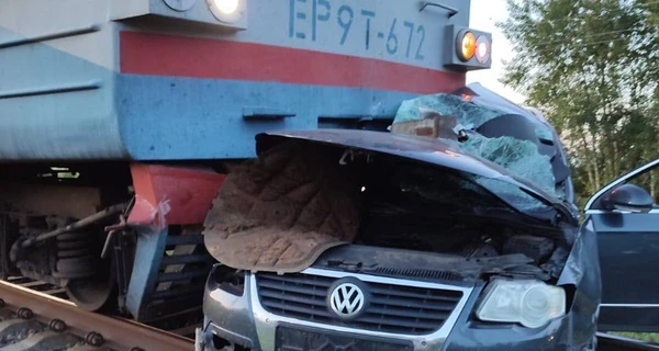 На Черниговщине поезд раздавил автомобиль - погибла семья с ребенком