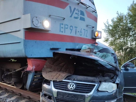 На Черниговщине поезд раздавил автомобиль - погибла семья с ребенком