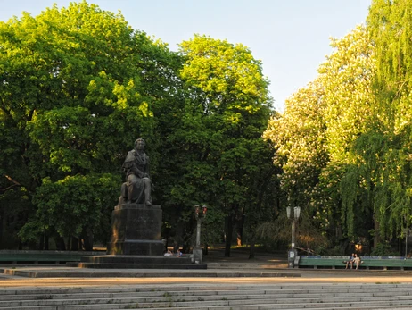 У Києві парк Пушкіна перейменували на Багряного, а вулицю Драйзера - на Рейгана