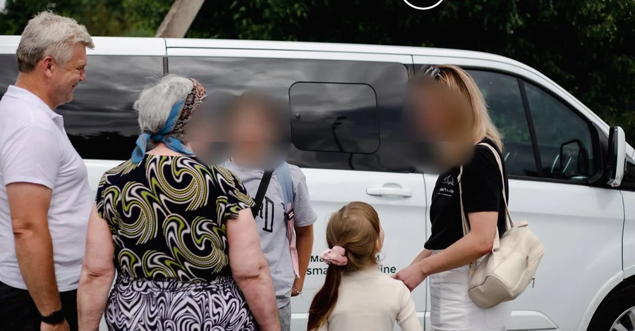 В Україну повернули ще двох дітей з окупованої території – дівчаток уже передали матері