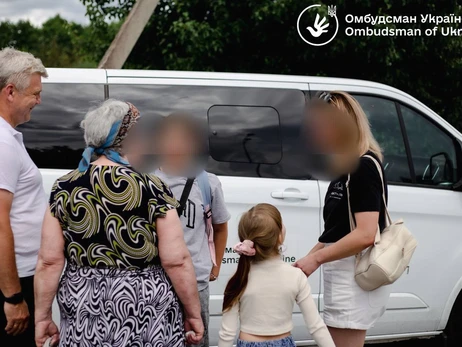 В Україну повернули ще двох дітей з окупованої території – дівчаток уже передали матері