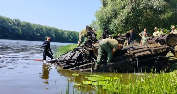 На Черниговщине со дна Десны достали танк, затопленный российскими военными