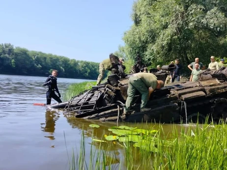 На Черниговщине со дна Десны достали танк, затопленный российскими военными
