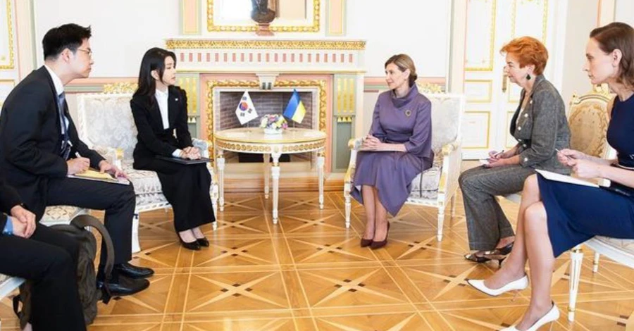 Елена Зеленская для встречи с первой леди Южной Кореи выбрала наряд от AMG brand