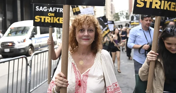 Оскароносная актриса Сьюзен Серендон вышла на страйк в США в вышиванке