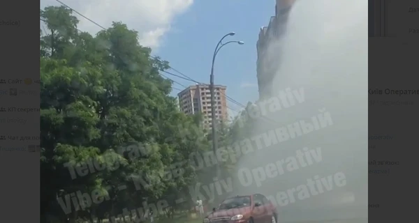 В Киеве прорвало трубопровод, посреди дороги образовался многометровый фонтан	