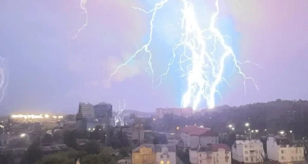 Во Львове бушует непогода - молния ударила по двум трансформаторам