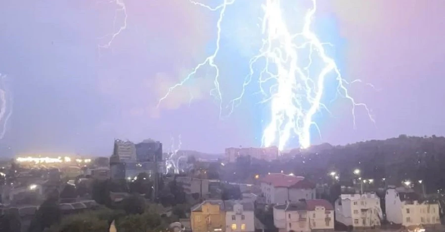 Во Львове бушует непогода - молния ударила по двум трансформаторам