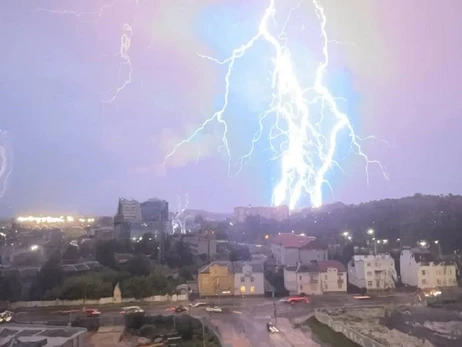 У Львові вирує негода - блискавка вдарила по двох трансформаторах
