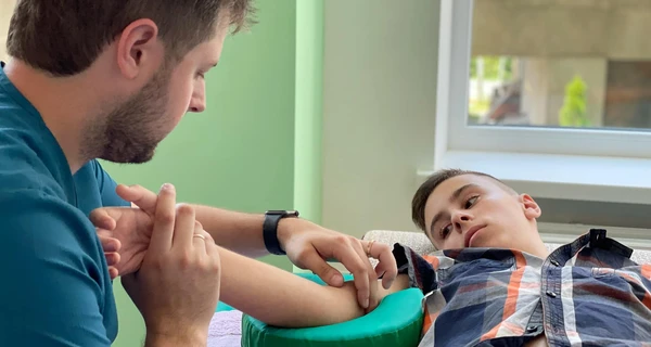  Львовский медики спасли подростка, получившего ранение в грудь, - его сердце останавливалось несколько раз