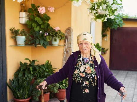 103-летняя волонтер с Житомирщины плетет кикиморы на фронт. И дочерей привлекла