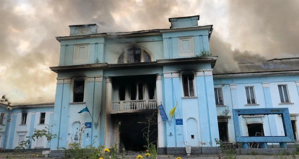 Россияне разбомбили Дворец культуры в Часовом Яру, он сгорел 