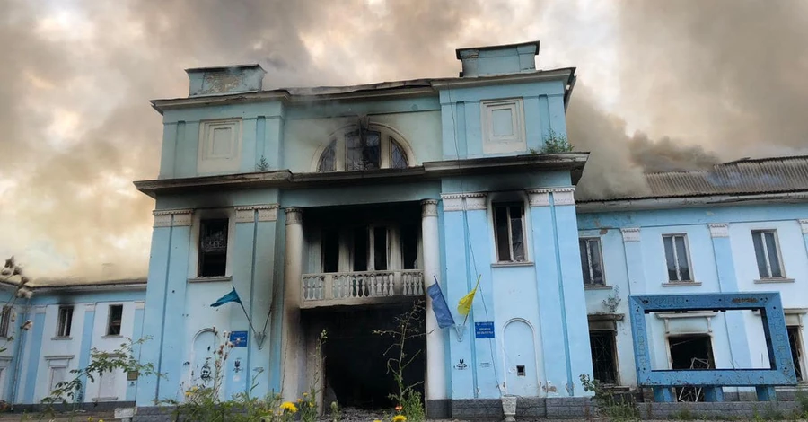 Росіяни розбомбили Палац культури у Часовому Яру, він згорів 