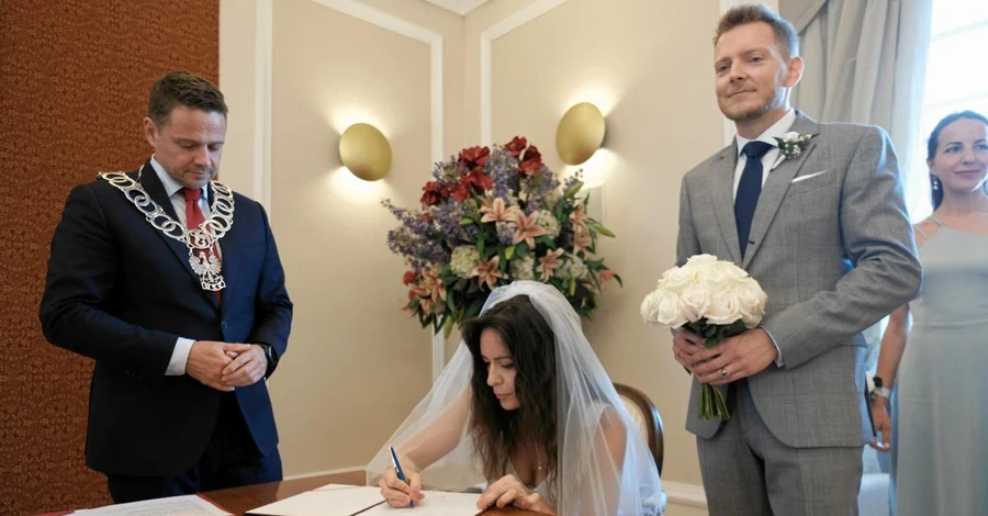 Мэр Варшавы лично поженил своего знакомого и беженку из Украины