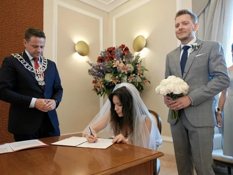 Мэр Варшавы лично поженил своего знакомого и беженку из Украины