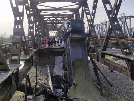 На Закарпатье обрушился мост с двумя автомобилями, есть пострадавшие