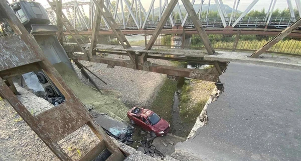 Мост на Закарпатье, на котором пострадали пять человек, обрушился из-за грузовика