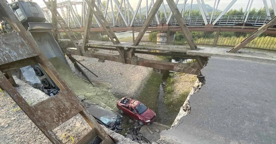 Мост на Закарпатье, на котором пострадали пять человек, обрушился из-за грузовика