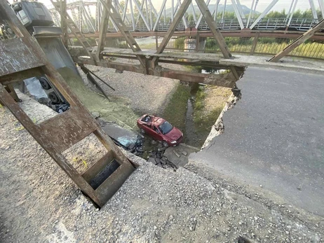 Мост на Закарпатье, на котором пострадали пять человек, обрушился из-за грузовика