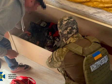 У Запоріжжі затримали агента ФСБ, який переховував зброю під ліжком доньки