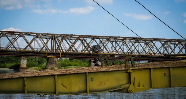 На месте разрушенного моста на Закарпатье построили временную переправу