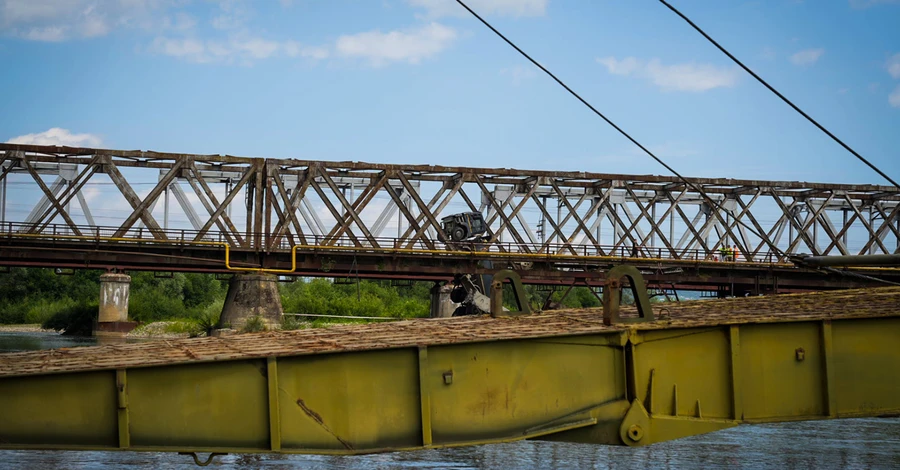 На місці зруйнованого мосту на Закарпатті звели тимчасову переправу